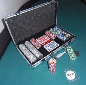 Malette 300 jetons poker + 2 jeux de cartes + 5 dés + 1 jeton dealer