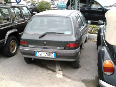 la  photo a ete prise alors que la voiture etait sale la peinture est en parfait &eacute;tat